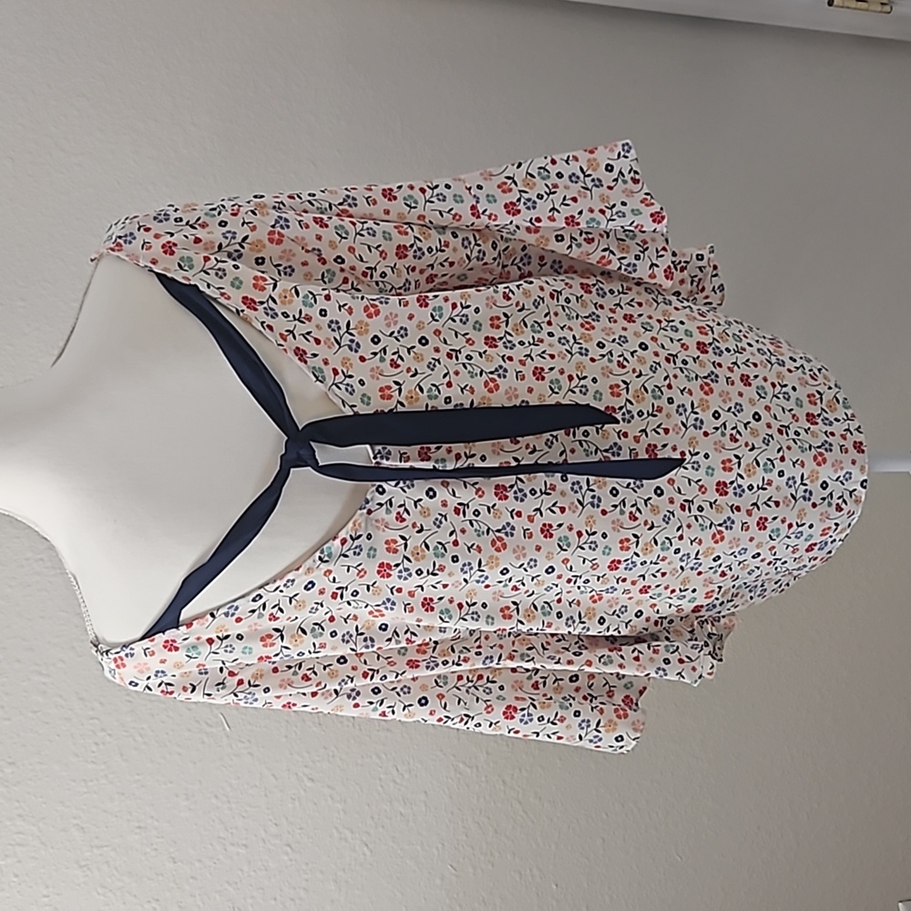 Floral V-Neck Women's Top NWT - Picture 3 of 10